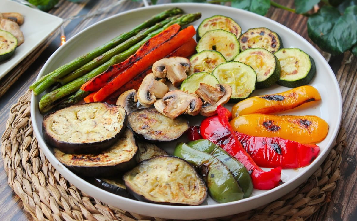 Disfrutar de tu aceite de oliva virgen extra en una parrillada de verduras a la plancha